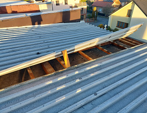 Zateplení stropu řadového domu pomocí foukané izolace